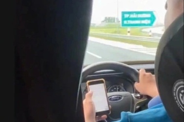 Tài xế vừa dùng điện thoại vừa lái xe trên cao tốc bị phạt 5 triệu đồng