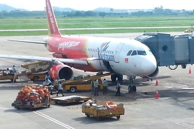 Mở cửa thoát hiểm máy bay để tìm… nhà vệ sinh!