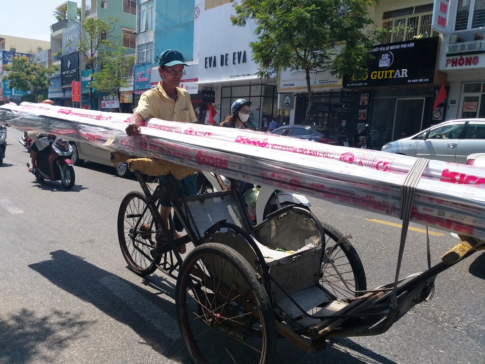 Người Đà Nẵng nhọc nhằn mưu sinh giữa cái nắng “cháy da, cháy thịt” - 5 Người Đà Nẵng nhọc nhằn mưu sinh giữa cái nắng “cháy da, cháy thịt” - 5