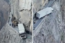 Đi theo ứng dụng chỉ đường, xe tải gặp nạn và mắc kẹt bên vách núi cheo leo