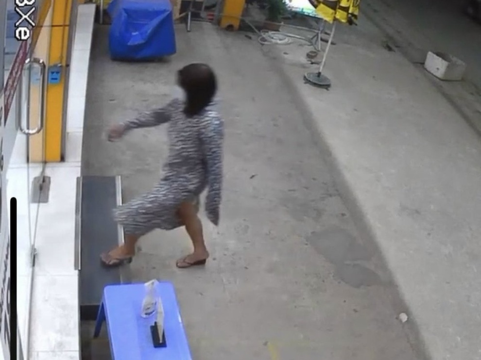 Nam thanh niên đội tóc dài giả gái, vào cửa hàng cướp 2 chiếc điện thoại - 2 Nam thanh niên đội tóc dài giả gái, vào cửa hàng cướp 2 chiếc điện thoại - 2
