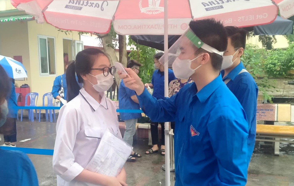 Tình nguyện viên nhiệt tình cõng thí sinh bị thương, che mưa cho thí sinh - 5 Tình nguyện viên nhiệt tình cõng thí sinh bị thương, che mưa cho thí sinh - 5
