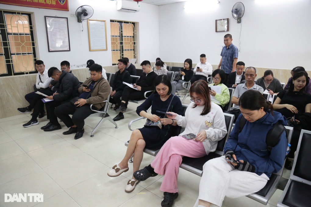 Người dân Hà Nội đăng ký, bấm biển số xe chỉ mất vài phút - 1 Người dân Hà Nội đăng ký, bấm biển số xe chỉ mất vài phút - 1