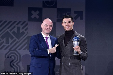 C.Ronaldo được FIFA vinh danh ở giải thưởng đặc biệt