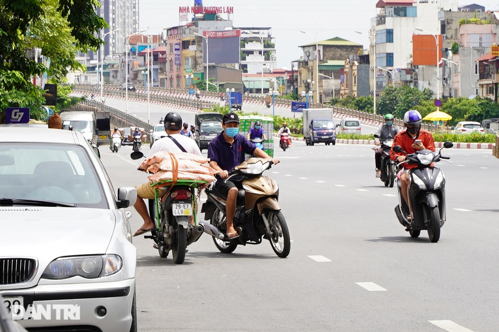 Hà Nội: Người đàn ông quay xe bỏ chạy, lăng mạ tổ công tác ở vùng đỏ - 6