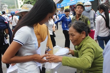 Một ngôi chùa nấu cơm, mang đến trường thi phát cho thí sinh
