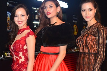 Hoàng Yến, Ngọc Oanh cùng rực rỡ sắc đỏ