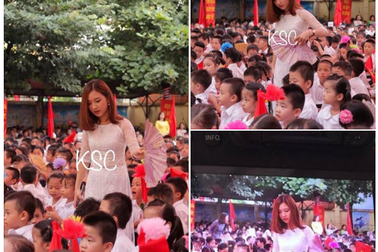 Cô giáo xinh đẹp quạt mát cho học sinh ngày tựu trường gây sốt trên mạng xã hội