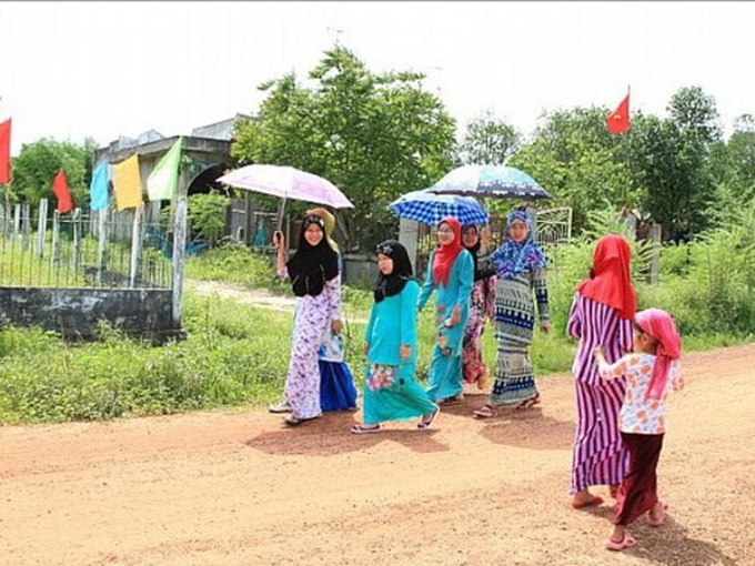 Đẹp nao lòng nét duyên phụ nữ Chăm An Giang