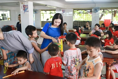 Hà Phương xúc động mạnh khi thăm trẻ cơ nhỡ