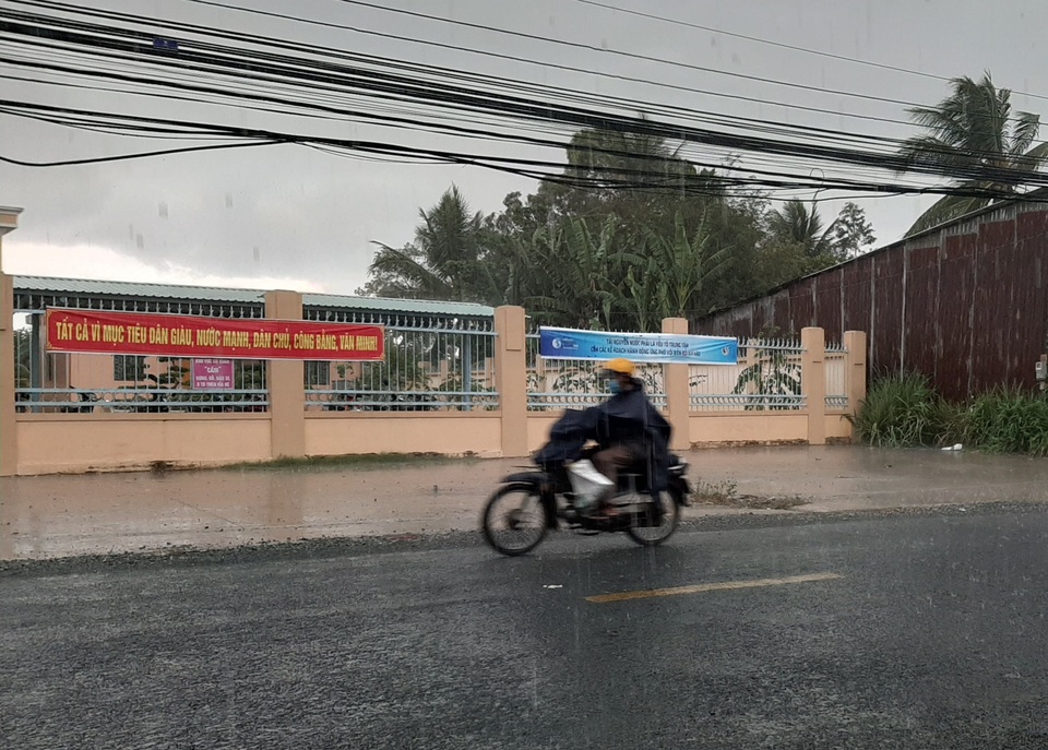 “Mưa vàng” giải nhiệt khắp Miền Tây sau bao ngày nắng hạn - 2 “Mưa vàng” giải nhiệt khắp Miền Tây sau bao ngày nắng hạn - 2