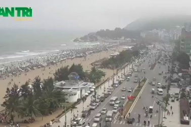 Ken đặc người chen chúc trên bãi biển Sầm Sơn