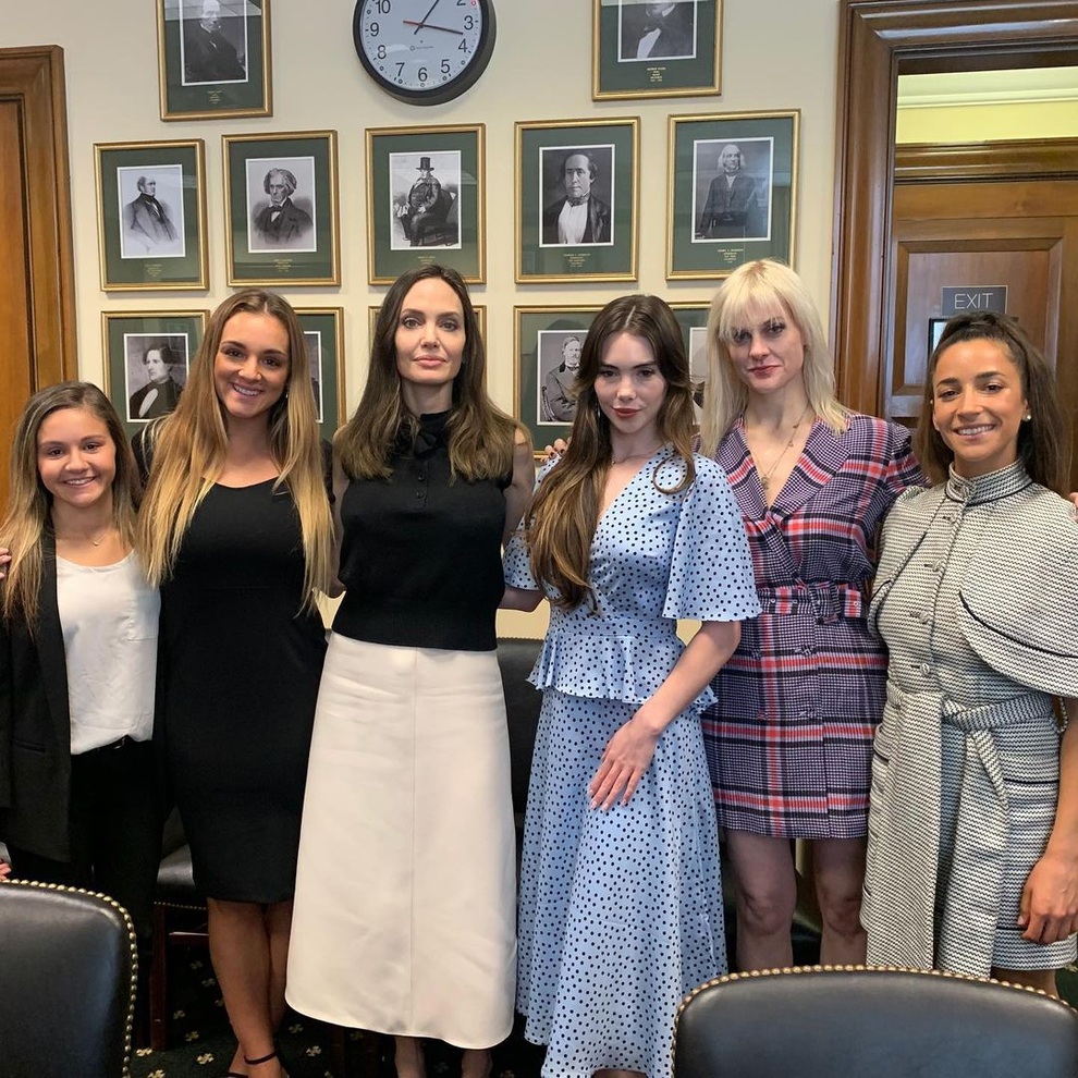 Angelina Jolie mặc đồ đen giản dị vẫn đẹp nổi bật ngoài sân bay - 4