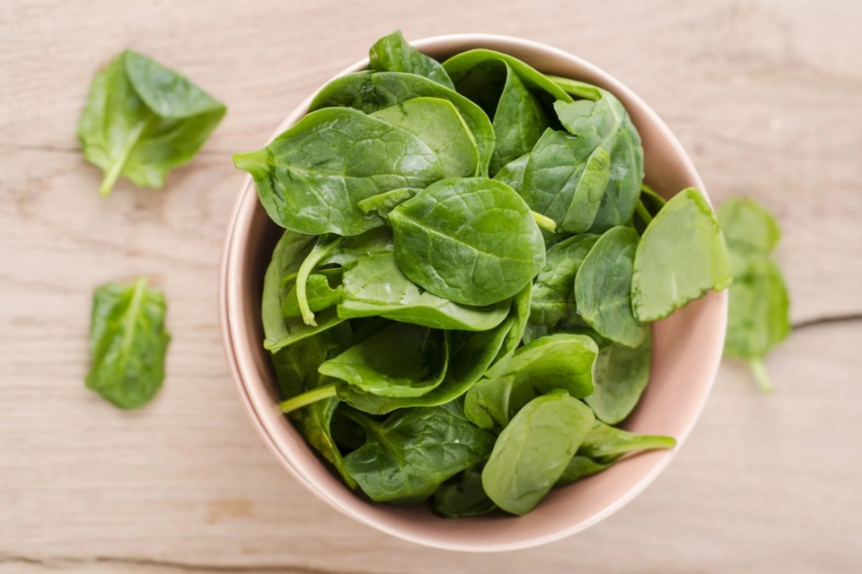 Lợi ích bất ngờ từ việc ăn 1 bát rau xanh mỗi ngày - 1