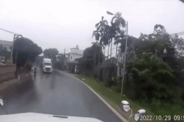 Xe container đâm sập nhà dân vì tránh ô tô ngược chiều bị "quăng đuôi"