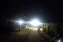 Bị 3 thanh niên chặn đường, tài xế ô tô tông thẳng làm 2 người tử vong