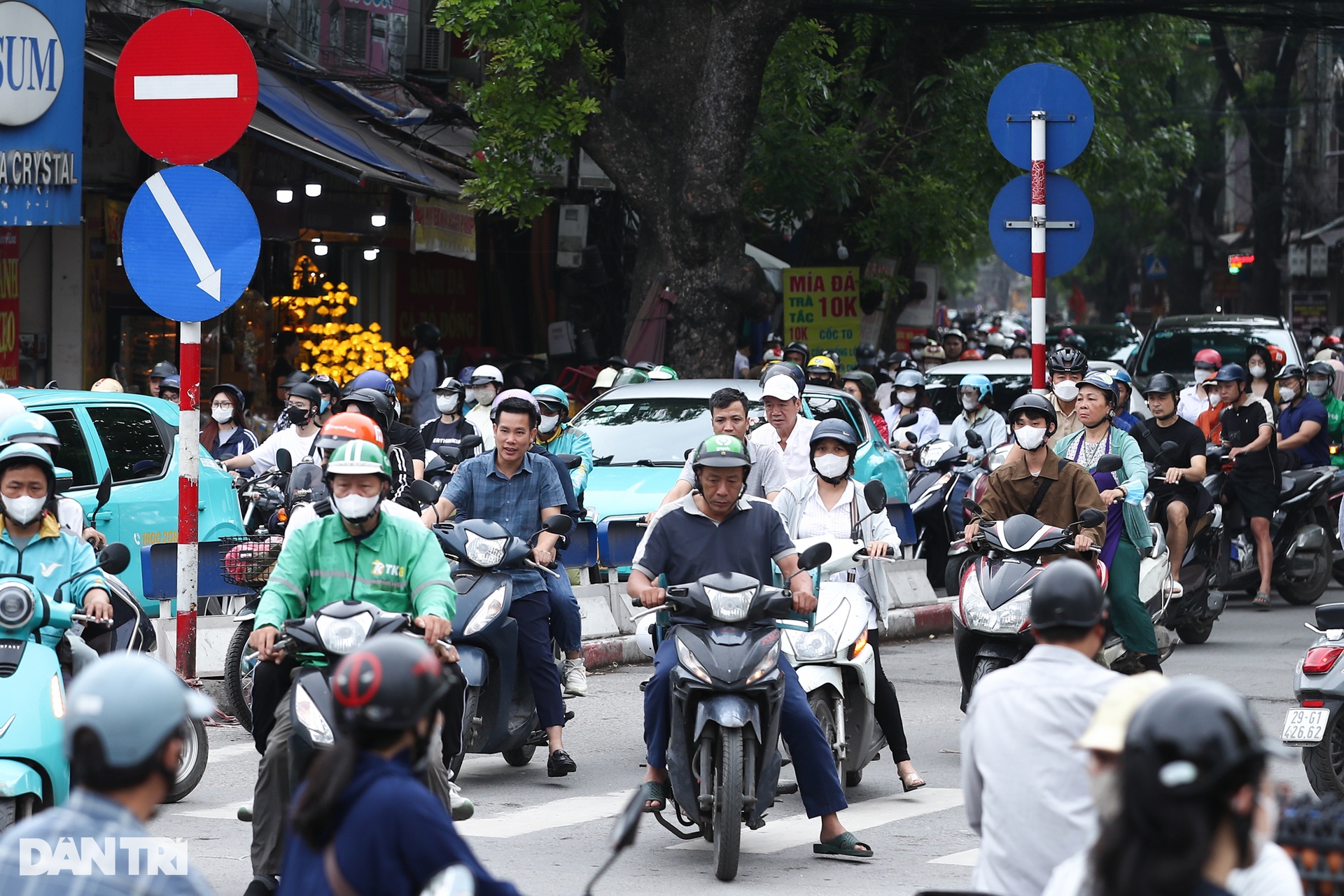 Hình ảnh xe máy đi ngược chiều tràn lan trên đường phố Hà Nội - 5