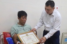 Hai người dân Lý Sơn cứu nạn trong bão Kalmaegi được khen thưởng