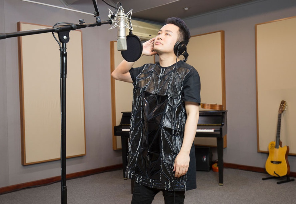 Tùng Dương: “Nghệ sĩ quốc tế khâm phục và ngưỡng mộ Việt Nam” - 1 Tùng Dương: “Nghệ sĩ quốc tế khâm phục và ngưỡng mộ Việt Nam” - 1