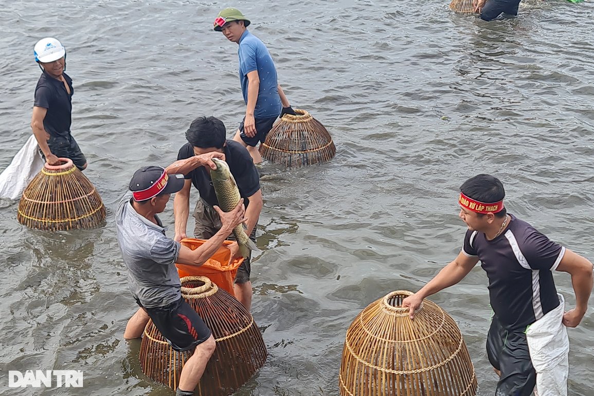 Hàng trăm nơm thủ cùng lao xuống hồ bắt cá - 7 Hàng trăm nơm thủ cùng lao xuống hồ bắt cá - 7
