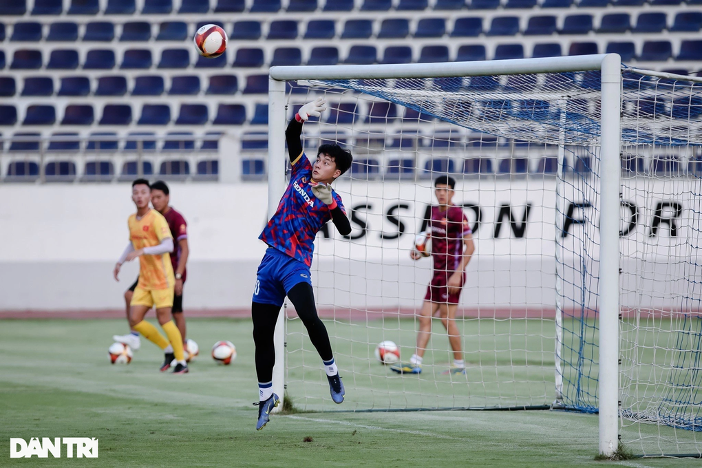 Thủ môn Quan Văn Chuẩn đặt mục tiêu bất ngờ trước thềm SEA Games - 2 Thủ môn Quan Văn Chuẩn đặt mục tiêu bất ngờ trước thềm SEA Games - 2