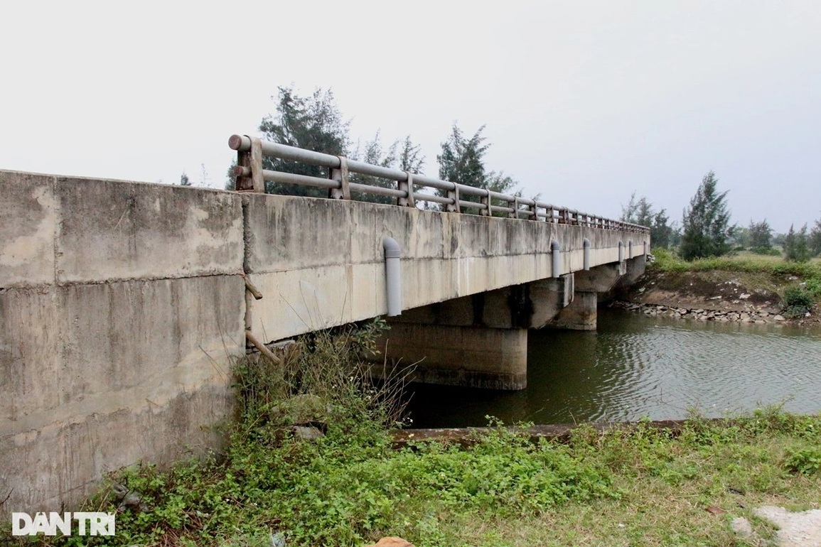 Cận cảnh cây cầu hơn 12 tỷ đồng bị lãng quên suốt 5 năm - 4 Cận cảnh cây cầu hơn 12 tỷ đồng bị lãng quên suốt 5 năm - 4