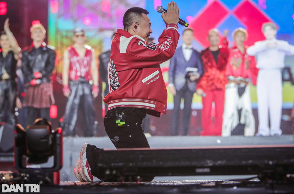 Tự Long: NSND đóng nhiều vai Táo quân đến anh tài gây sốt show giải trí - 4 Tự Long: NSND đóng nhiều vai Táo quân đến anh tài gây sốt show giải trí - 4