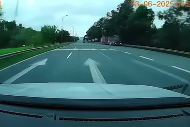 Tài xế đánh lái gấp tránh ô tô đi ngược chiều trên đại lộ Thăng Long