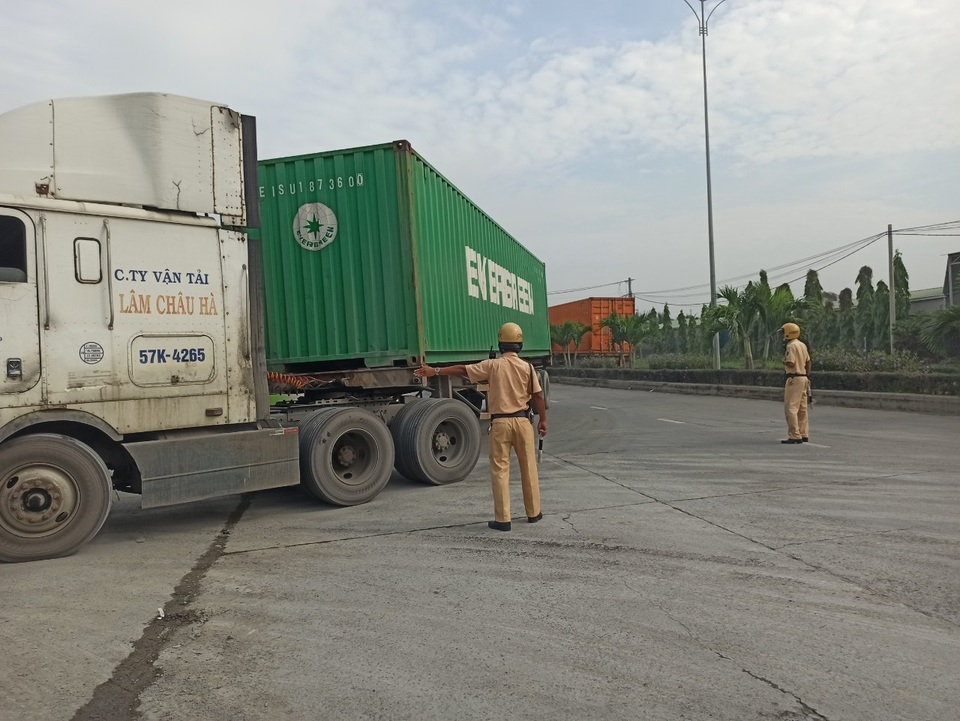 Hút thuốc lá bạn mời, tài xế container bị phạt 38 triệu đồng - 1 Hút thuốc lá bạn mời, tài xế container bị phạt 38 triệu đồng - 1