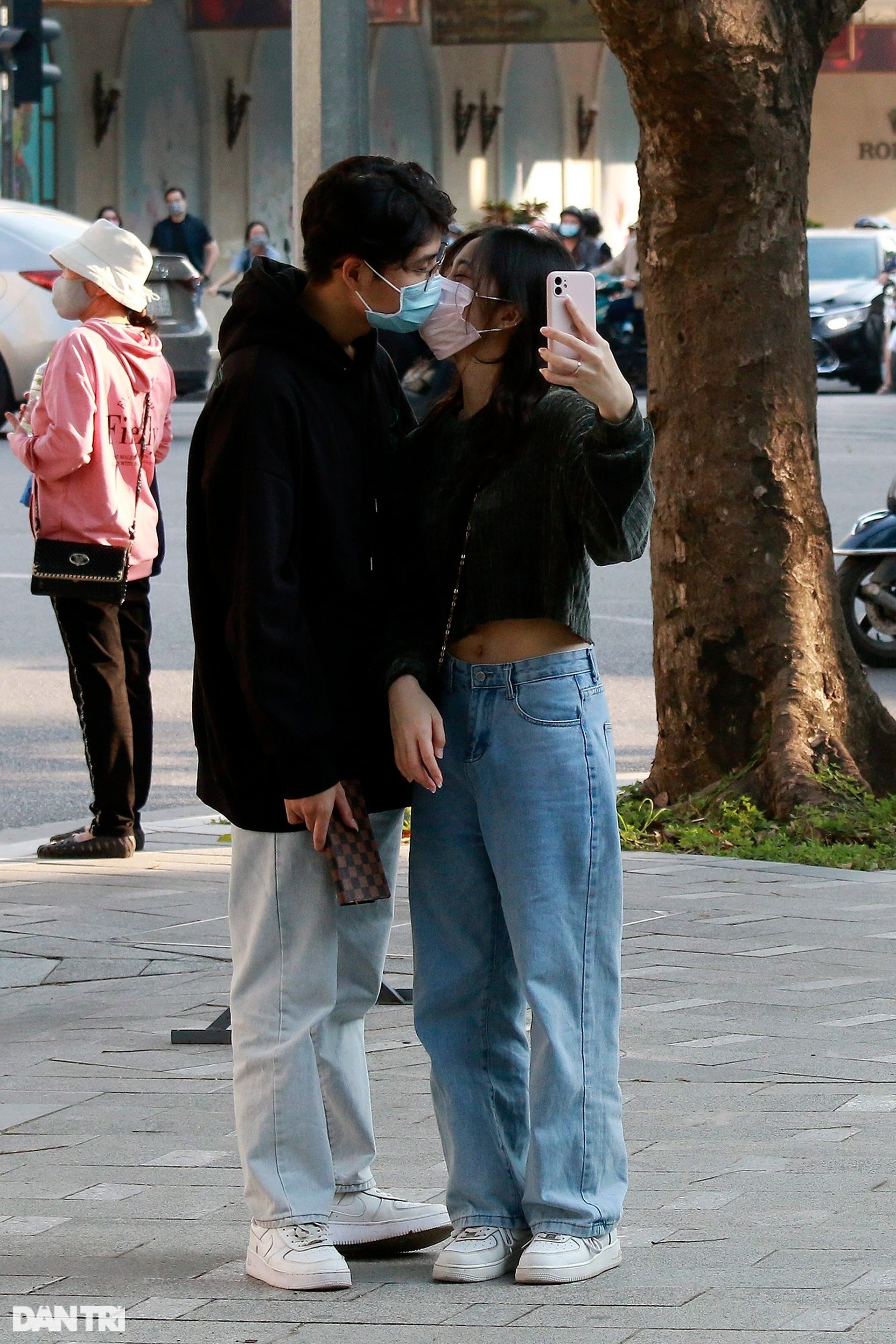 Hồ Gươm đông nghịt người vui chơi, tản bộ trong chiều thu nắng đẹp - 8 Hồ Gươm đông nghịt người vui chơi, tản bộ trong chiều thu nắng đẹp - 8