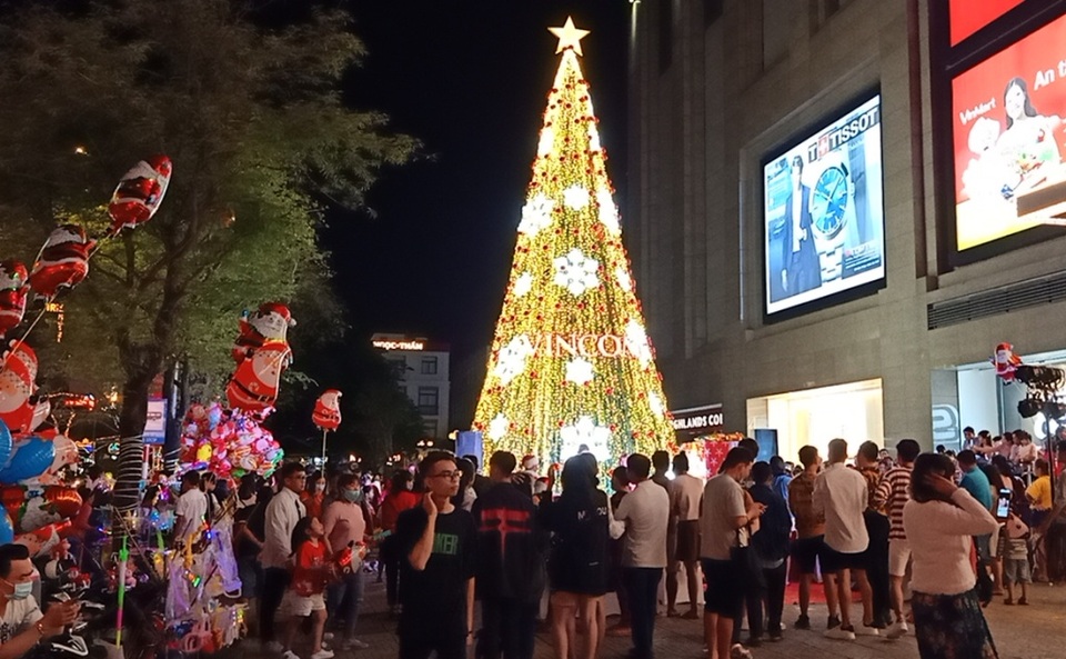 Người dân trên cả nước nô nức đón lễ Giáng sinh - 6 Người dân trên cả nước nô nức đón lễ Giáng sinh - 6