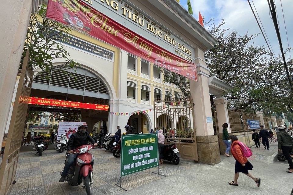 Đà Nẵng: Học sinh đeo khẩu trang, mang bình nước đi học ngày đầu sau Tết - 1 Đà Nẵng: Học sinh đeo khẩu trang, mang bình nước đi học ngày đầu sau Tết - 1
