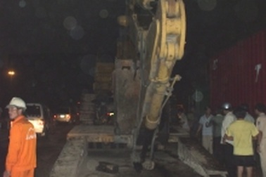 Xe kéo kẹt gầm cầu vượt, tắc đường hơn 3 tiếng