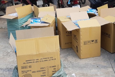 Khám xét khẩn cấp nhà đối tượng nghi buôn bán khẩu trang đã sử dụng