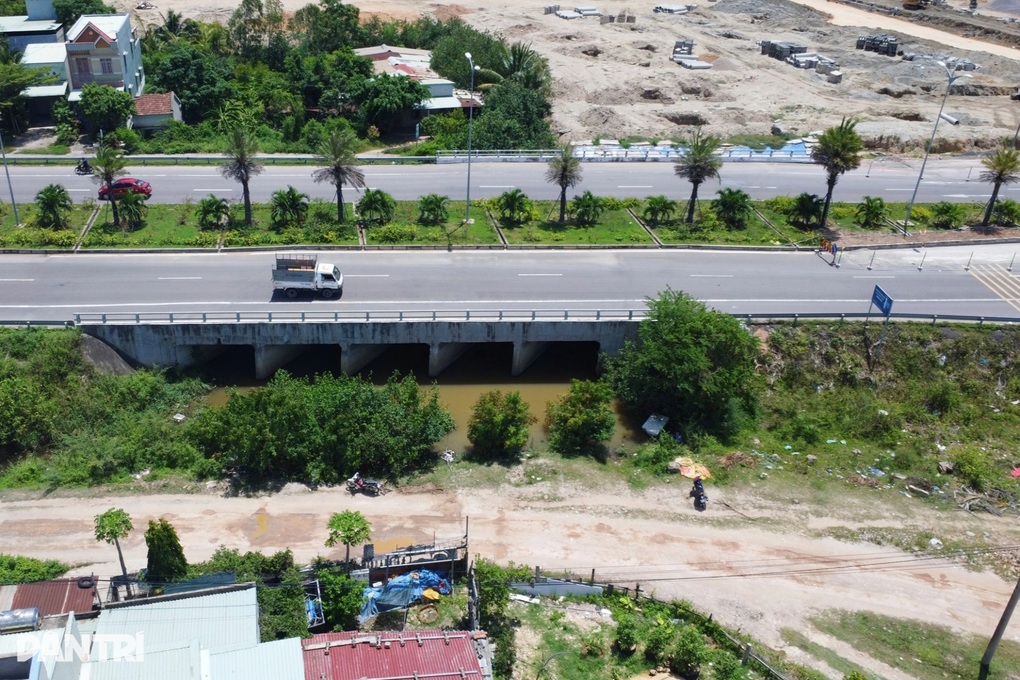 Vụ ngập úng giữa hè, dân bỏ ruộng: Doanh nghiệp phải bỏ tiền làm mương mới - 2 Vụ ngập úng giữa hè, dân bỏ ruộng: Doanh nghiệp phải bỏ tiền làm mương mới - 2