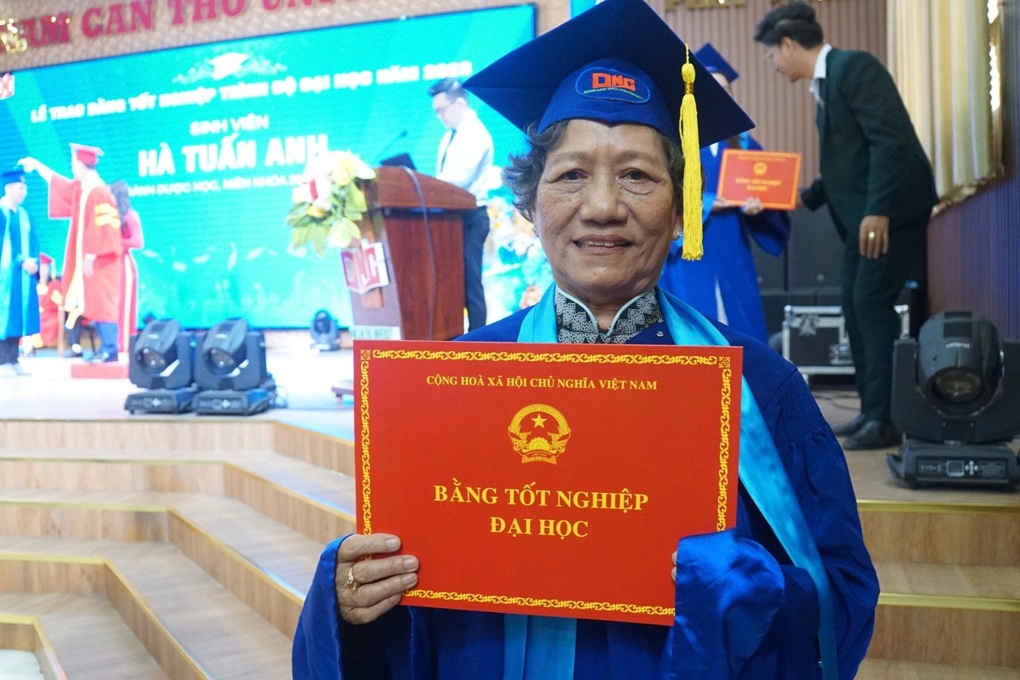 Nữ dược sĩ U80: Về hưu rồi học đại học để hoàn thành tâm nguyện của chồng - 2 Nữ dược sĩ U80: Về hưu rồi học đại học để hoàn thành tâm nguyện của chồng - 2