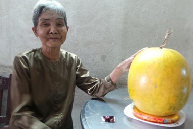 Lạ kỳ trái dưa hấu trưng gần một năm vẫn... tươi ngon