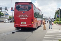 Hai vợ chồng bị xe khách cán thương vong ở TPHCM