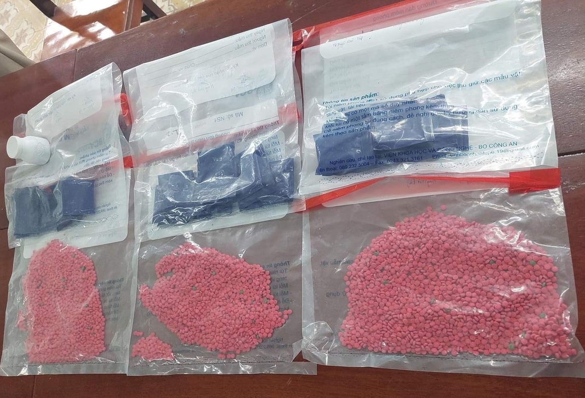 Tóm gọn kẻ vừa thấy công an liền bỏ chạy, thu giữ hơn 5.000 viên ma túy - 2 Tóm gọn kẻ vừa thấy công an liền bỏ chạy, thu giữ hơn 5.000 viên ma túy - 2