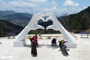 Yêu cầu kiểm điểm vụ xã đặc biệt khó khăn chi 480 triệu đồng làm 2 bàn tay