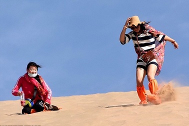 Ngày hè nóng bỏng, rủ nhau đi... trượt cát sa mạc