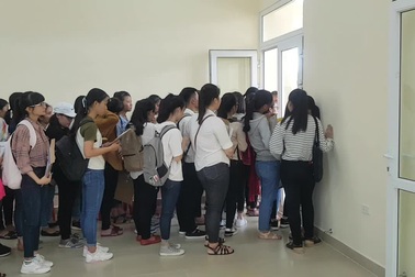 Tân SV chen chân làm thủ tục nhập học tại ĐH Ngoại ngữ - ĐH Huế