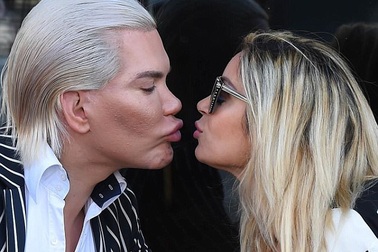 "Búp bê Ken" Rodrigo Alves hôn môi người đẹp trên phố