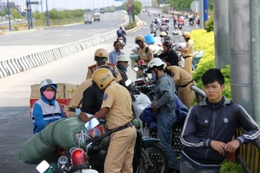 Xử phạt hàng chục xe máy chở "quá tải" qua hầm Thủ Thiêm