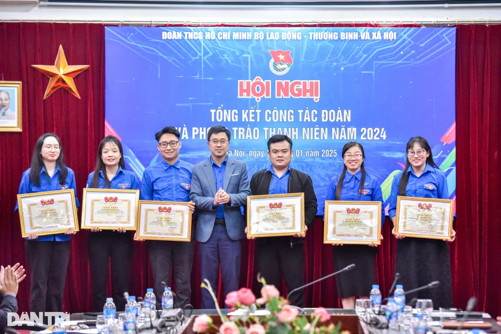 Tuổi trẻ bộ LĐ-TBXH với nỗ lực tiếp sức những hoàn cảnh khó khăn - 3 Tuổi trẻ bộ LĐ-TBXH với nỗ lực tiếp sức những hoàn cảnh khó khăn - 3