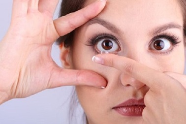 Giới trẻ “cuồng” kính giãn tròng phớt lờ nguy hiểm