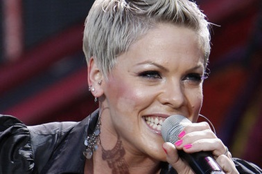 “Ca sỹ ngổ ngáo” Pink thực sự đang mang bầu