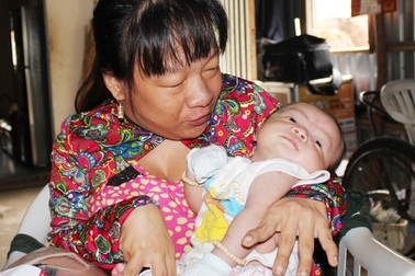 Mẹ tật nguyền lo cảnh con sơ sinh khát sữa