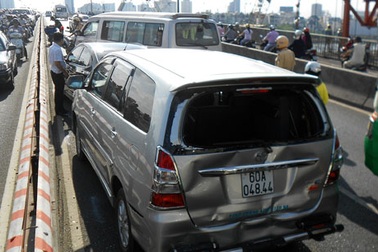 Liên tiếp tai nạn trên cầu Sài Gòn, 12 ô tô hư hỏng