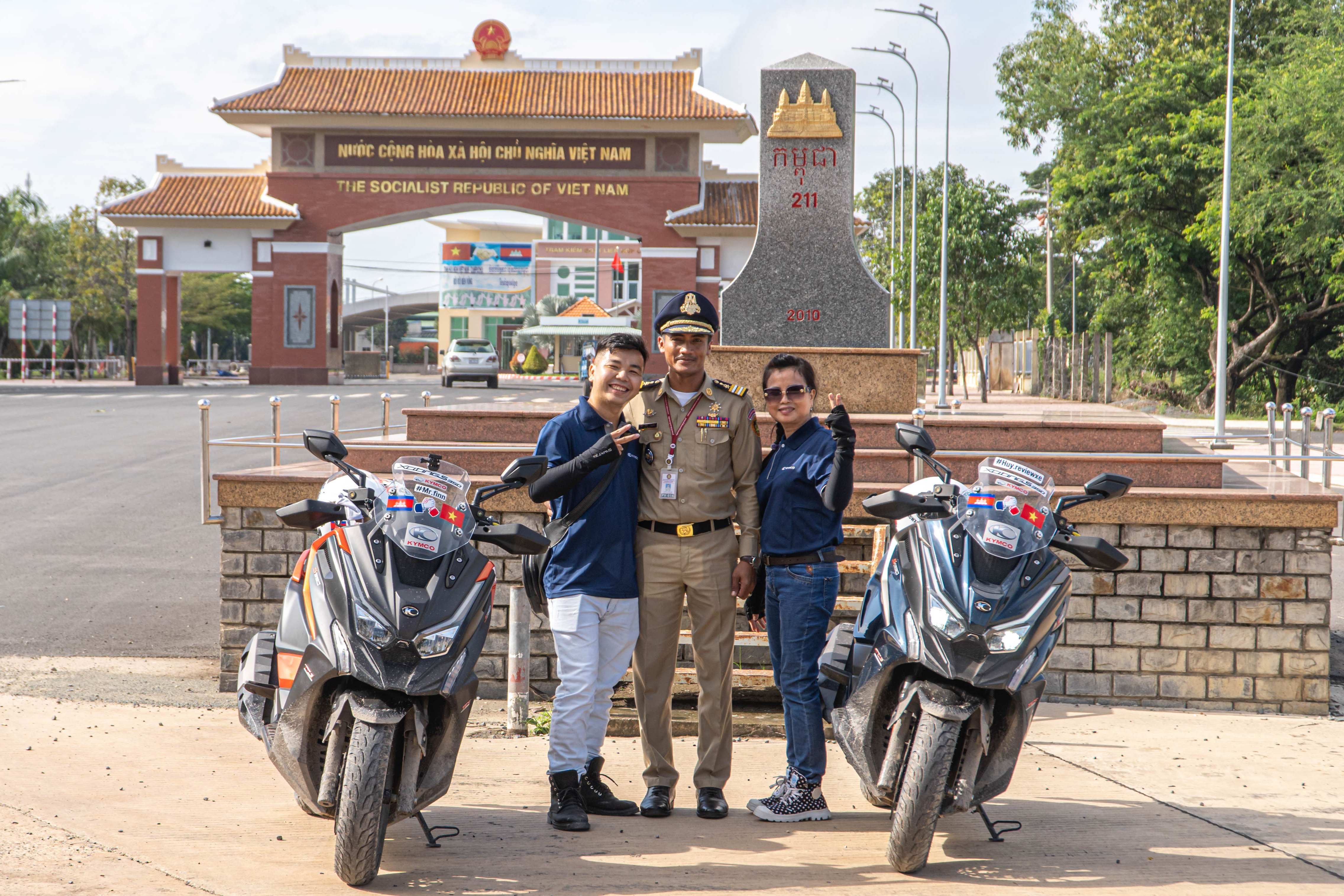 Chàng trai giúp mẹ U60 thực hiện ước mơ phượt Campuchia 1.000km bằng xe máy - 1